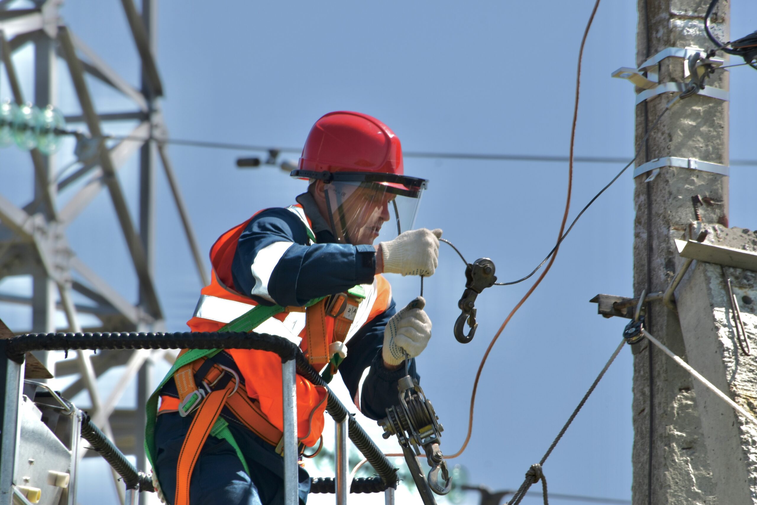 Revize elektroinstalací se týkají domácností i průmyslových objektů. Kdy se provádí a proč jsou vlastně nezbytné?